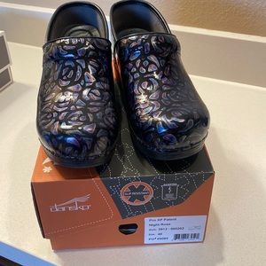 Dansko XP clogs size 40 or 9.5 color Night Rose